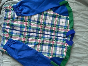 lacoste dress - Kom privat för prisförslag :Säljer ett par blå täckbyxor från Lacoste med elastisk midja och snörning. Byxorna har coola rutiga detaljer vid fickorna och den klassiska Lacoste-loggan på benet. Perfekt för dig som gillar sportig och färgstark stil.