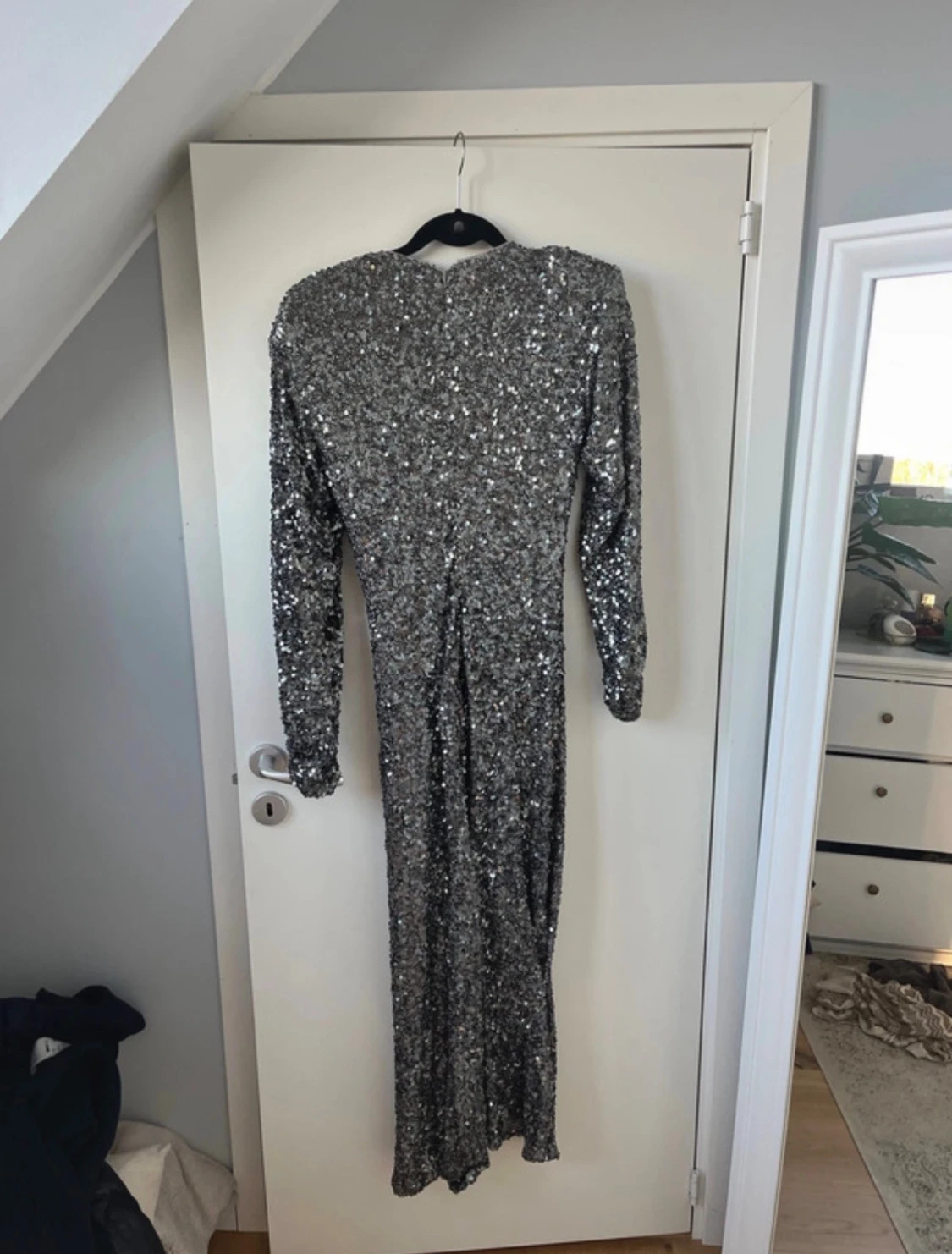 Glittrig långklänning från Icons - 1