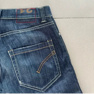 Dondup jeans - Säljer ett par mörkblåa dondup jeans i storlek 31. De är i bra skick men läder patchen på insidan är sprucken men de syns inte utifrån. Midja ca 42 cm, längd ca 98 cm. Hör av dig vid frågor elr liknande!😀