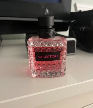 Valentino rosa parfymflaska - Säljer min Valentino parfym som jag har köpt i Spanien i år. Använt den 1 eller två gånger.