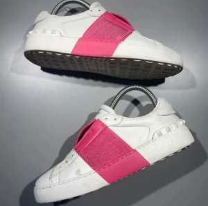 Valentino Opens - Hej! Säljer nu mina skor från märket Valentino, storlek 36 bra skick, givetvis äkta. Tveka inte på att höra av dig om du har frågor eller funderingar kring skorna! 