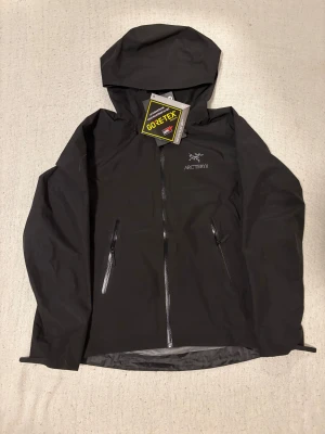 Arc’teryx jacka - Säljer en svart Arc’teryx jacka | modell: Beta Lt | Storlek: M | Köpt i Frankrike men passa inte min stil | Det är bara att slå en pling om du undrar något 😊