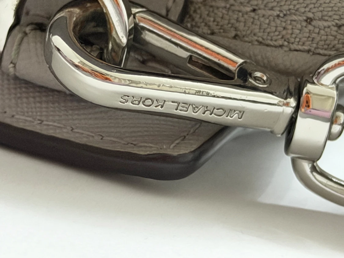 Grå axelväska med nitar från Michael Kors - 1