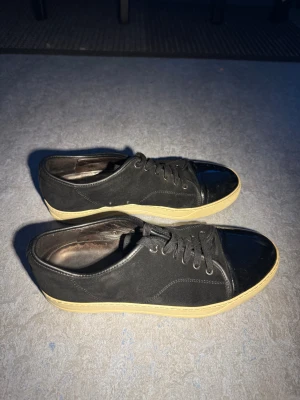 Lanvins  - Jag rensar ur skogaderoben så säljer dessa svarta Lanvins med glans. Bra skick trots dem är lite använda sedan några år tillbaka. Pris kan diskuteras vid snabb affär, hör av dig vid några frågor!