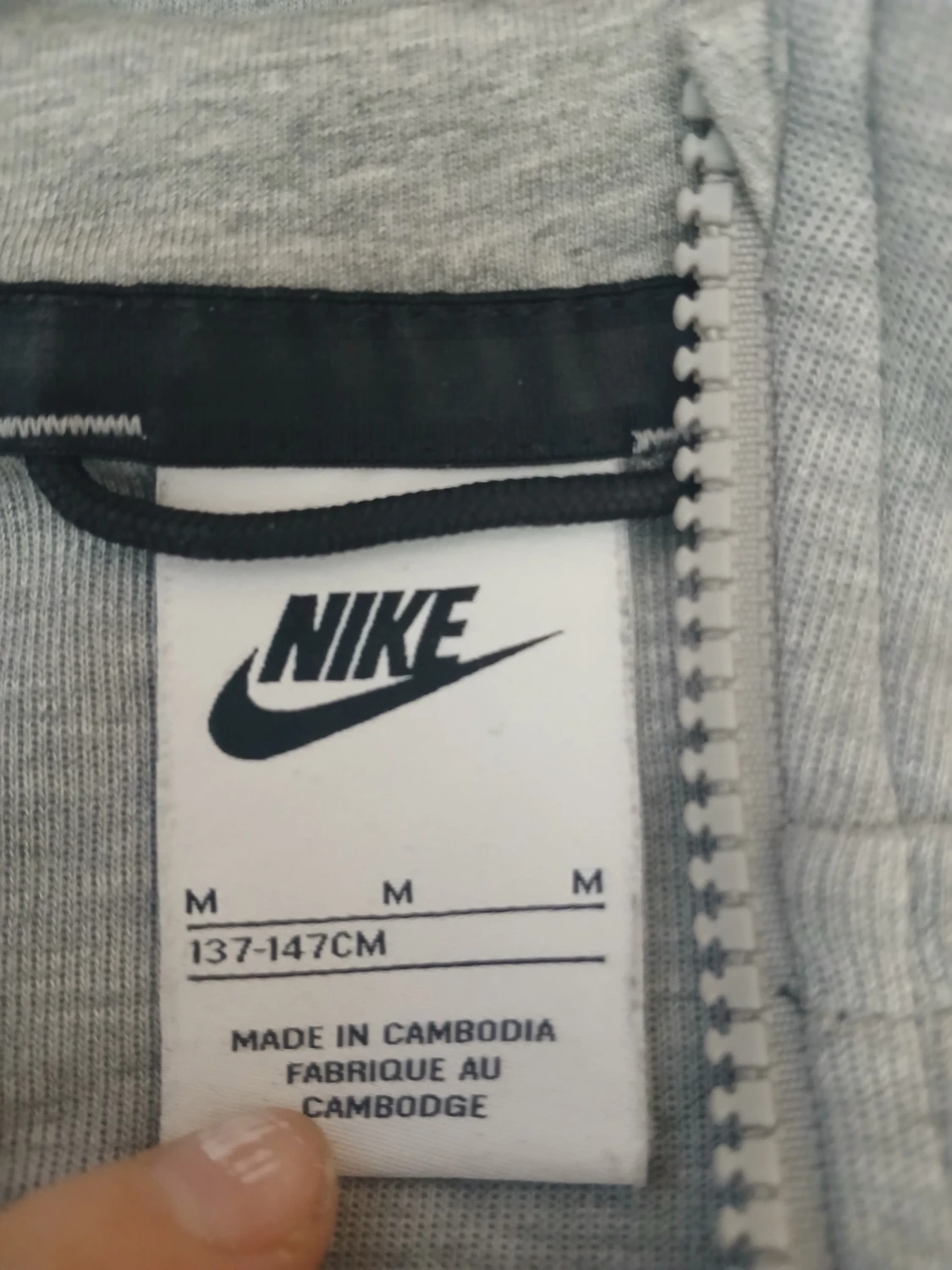 Grå hoodie från Nike med dragkedja - 1