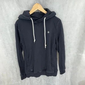 Morris hoodie  - Fet hoodie från Morris i fint skick! Modellen på bilden är 185 Och Bär Storlek S