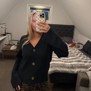 Stickad kofta  - Snygg stickad mörkblå kofta med knappar som är köpt ifrån lager 157🩷Aldrig använd med lappen kvar så den är helt ny😊Köpt för 150 kr!!