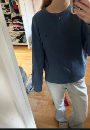 Blå sweatshirt från Polo Ralph Lauren - Säljer en mörkblå sweatshirt från Polo Ralph Lauren i storlek s. Tröjan har en klassisk, loose passform med långa ärmar och rund hals. Materialet är mjuk bomull och den har en diskret broderad logga på bröstet. Perfekt för chill dagar.