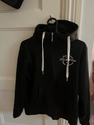 Svart hoodiejacka Saint Vincent Polo Club - Säljes pga att den inte blivit använd på länge.
