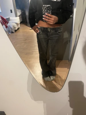 Bootcut Jeans - Låg midjade bootcut jeans från Gina 