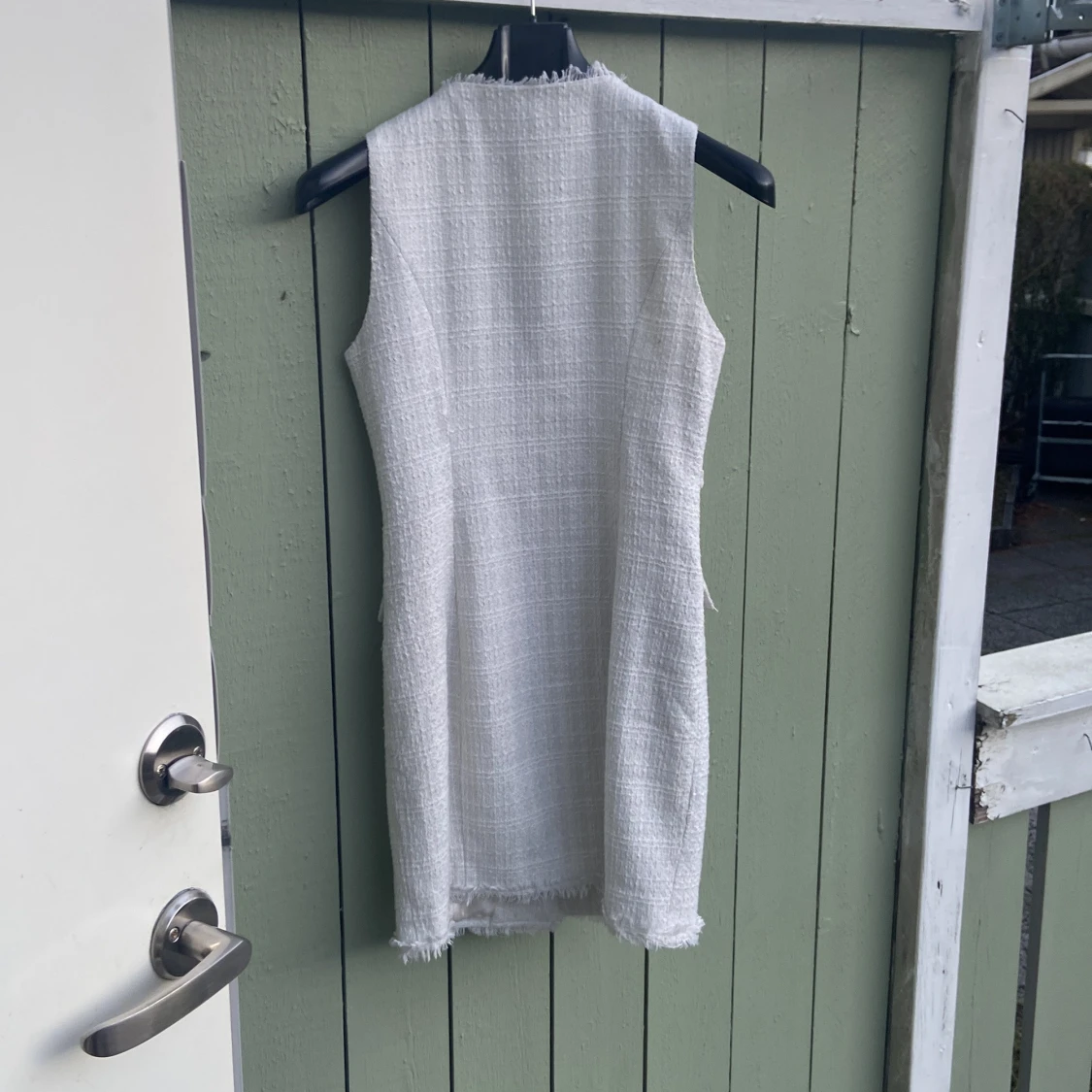 Vit ärmlös kortklänning med knappar - 3