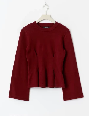 Vinröd långärmad topp från Glamorous - Säljer en vinröd långärmad topp från Glamorous med rund hals och figurnära passform. Toppen har snygga sömdetaljer framtill som ger en cool siluett och är croppad i modellen. Perfekt för dig som gillar stilrena och trendiga plagg. Använd 2 gånger!