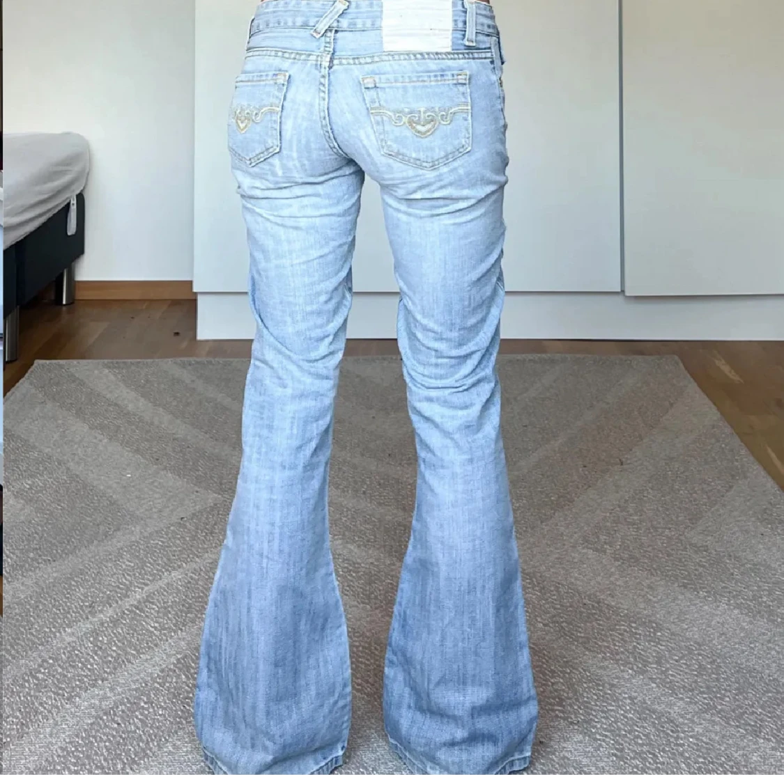 Ljusblå bootcut jeans med broderi - 1
