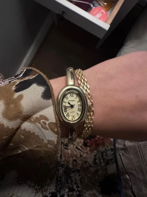 Vintage guldklocka  - Perfekt skick med ett helt nytt batteri. Klockan är guldplaterad och är i ett utmärkt skick. Passar en minde handled 