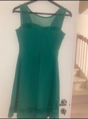 Grön ärmlös kortklänning med mesh - Snygg grön klänning .