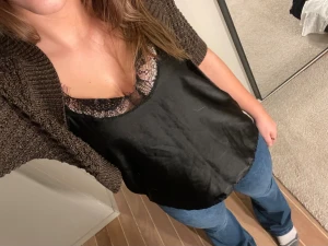 Brun stickad bolero - Säljer en brun stickad bolero i storlek s. Perfekt för dig som gillar en enkel men ändå lite lyxig look.