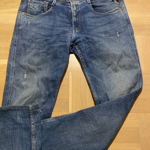 Replay anbass - Jag säljer ett par riktigt feta Replay anbass 5 är gammla  || Skick: 8,5/10 ||Storlek: W-33 || Tveka inte på att ställa frågor😉