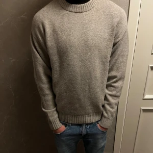 Stickad sweatshirt  - Säljer en stilren stickad tröja ifrån Jack & Jones i storlek S. Aldrig annvänd så helt ny 10/10 skick. Nypris: 499kr modell 183cm