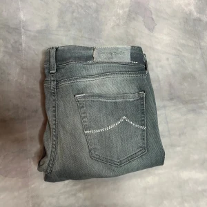 Jacob Cohen  - As feta jeans från Jacob Cohen| Handmade och väldigt exklusiva| otroligt efterfrågade jeans| Storlek 30| Passform= Slim| Skick= 9,5/10| Hör av er vid ytterligare frågor|         Viktigt: jeansen är lite mindre i storleken, skulle säga att dem passar perfekt för dig som är 165-175 och väger ca 53-64 kg