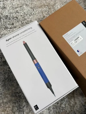 Brand New Dyson Airwrap Blue  - Brand new Dyson airwrap never used. Selling because it was a gift for my girlfriend but we broke up. I accept meet-ups and if that’s not possible then shipping. I don’t accept payments on here as my bank is not supported (used to live in Switzerland)  so either bank transfer you are still covered by law or cash on meetup