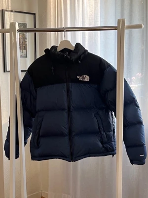 north face jacka - Säljer nu denna extremt feta vinterjackan ifrån north face. nytt skick endast använt fåtal gånger. kvitto kan finnas. skriv för frågor:)