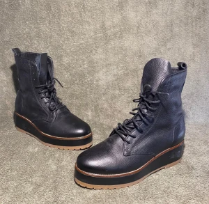 Reschia Kängor Svart Storlek 38 - Galet snygga boots från Reschia i nyskick! Passa på nu när vintern dragit igång!:)