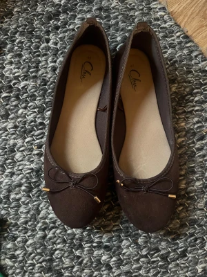Bruna ballerina - Säljer ett par bruna ballerina skor jag använt en gång.