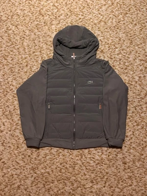 Lacoste cardigan  - Hej säljer min Lacoste cardigan i väldigt bra skick. Tänker köpa en ny jacka så passar på att sälja denna. Har använts ett fåtal gånger och är i väldigt bra skick. Om ni har fler frågor kom privat. Pris kan diskuteras vid snabb affär 