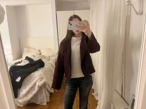 Vinröd kappa - Jätte snygg vindröd kappa!