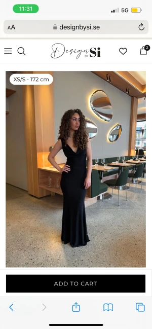 Svart långklänning Design by Si - Supersnygg svart långklänning från Design by Si med djup v-ringning och öppen rygg. Klänningen har en slim passform som framhäver figuren och är tillverkad i ett mjukt, stretchigt material som faller snyggt. Säljer eftersom jag ej hann returnera den. Endaste provad så är helt ny