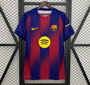 FC Barcelona matchtröja Nike - Säljer en officiell FC Barcelona fotbollströja från Nike med klassiska blå och röda vertikala ränder. Tröjan har korta ärmar, rund hals och är tillverkad i lätt polyester med Dri-FIT-teknologi. Tryck med Spotify och UNHCR i gult samt klubbmärke på bröstet.