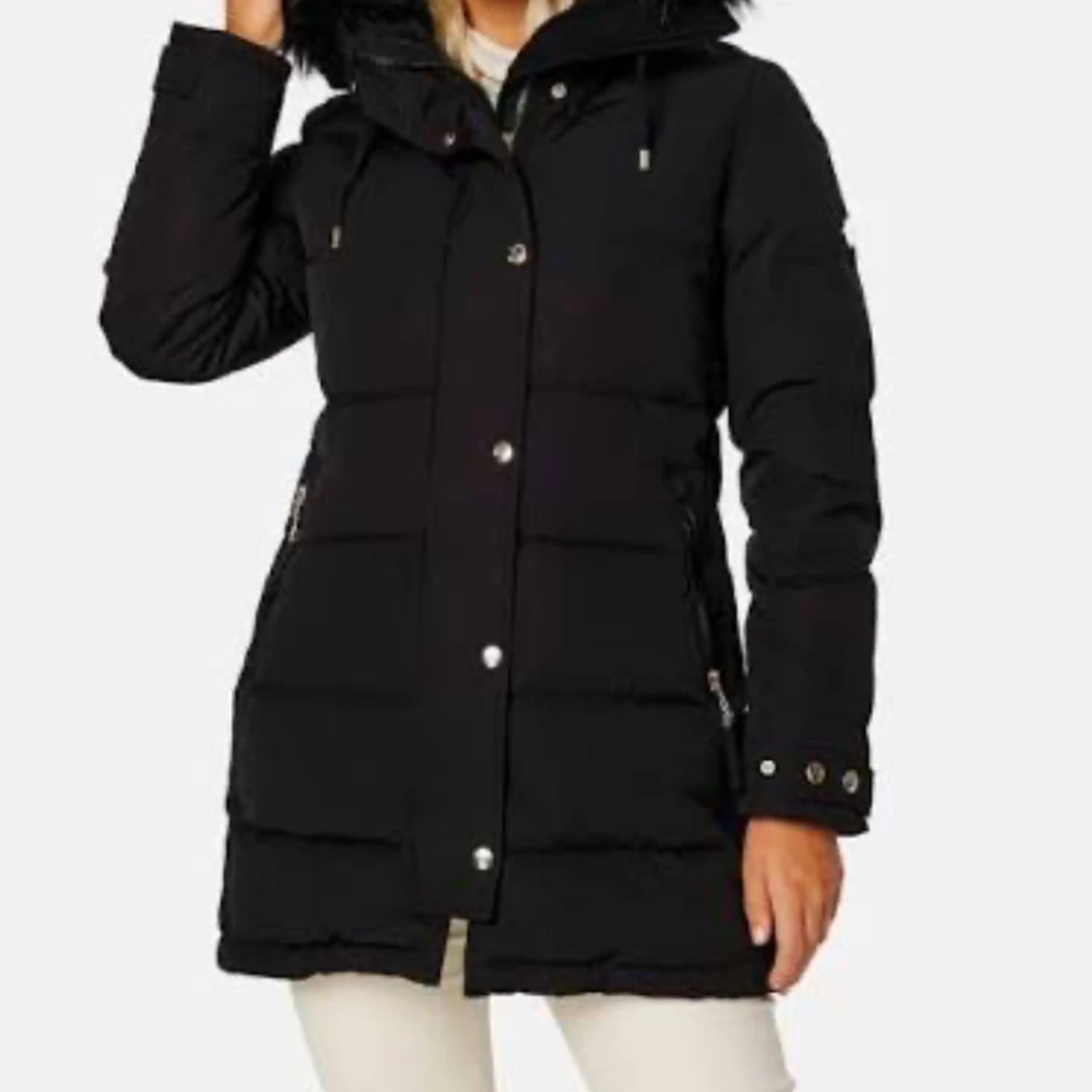 Svart lång pufferjacka med fuskpäls