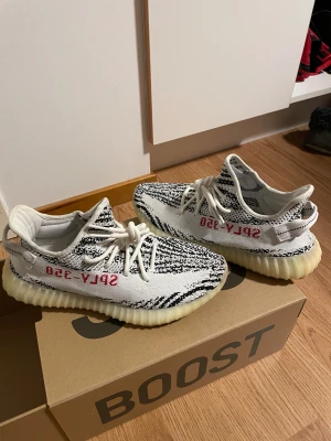 Adidas Yeezy Boost 350 V2 Zebra 42 2/3 - Säljer mina Yeezy Zebra i storlek 42 2/3. Använda endast 2–3 gånger, i mycket fint skick. Sulan och ovandelen är knappt slitna (se bilder). Originalkartong ingår.