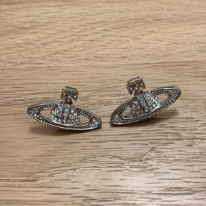 Viv Stud Örhängen - Helt nya! Inte silver (skriv innan köp)