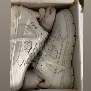 Vita Axel Arigato Area Lo sneakers - Säljer mina vita Axel Arigato Area Lo sneakers. Dem kommer inte till användning då det inte riktigt var min stil, använt ungefär 3 gånger utomhus så nästan oanvänd. Ett av snörena är smutsigt. 🫶🏼 original priset var på 3450🤍🤍