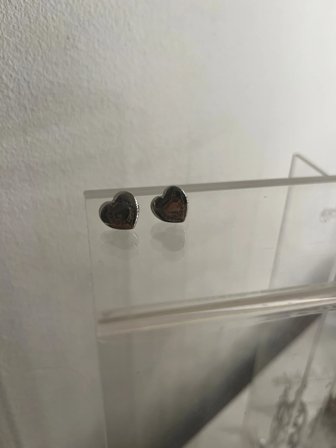 Silverfärgade hjärtörhängen Marc Jacobs