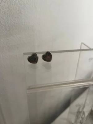 Silverfärgade hjärtörhängen Marc Jacobs - Snygga örhängen i form av hjärtan från Marc by Marc Jacobs. De är silverfärgade och har märkets logga ingraverad runt kanten. 💕💕