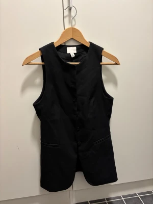Svart kostym väst - Stilren svart kostym väst