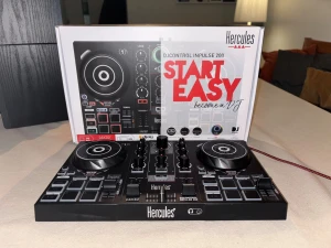 Hercules DJControl Inpulse 200 + DJMonitor 32 - Komplett DJ-kit med Hercules DJControl Inpulse 200 och DJMonitor 32 högtalare. Perfekt för nybörjare och hobby-DJs. Utrustningen är i fint skick, med alla knappar och anslutningar intakta. Högtalarna har tydliga element och volymkontroll. Inga synliga defekter eller större slitage.