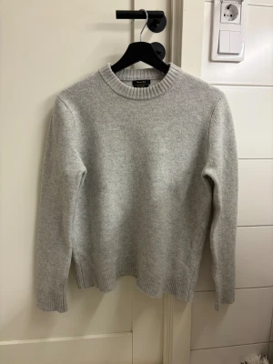 Grå kashmirtröja Massimo Dutti - Snygg ljusgrå tröja i mjuk kashmir från Massimo Dutti. Storlek M men passar som S/xs . Bra skick förutom att jag sytt armbågen. Pris kan diskuteras!
