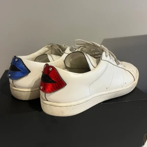 Saint laurent lips  - Säljer mina saint Laurent lips sneakers. Skorna är i grymt skick och är i princip som nya. Det är storlek 41 men jag skulle säga att det sitter lite större så även om man har 41,5. Man får bara skorna. Skorna är självklar helt äkta. Nypris 7000kr vårt pris 1749!🤝🤩 Bara att skriva vid minsta lilla fundering:)  //ds resell