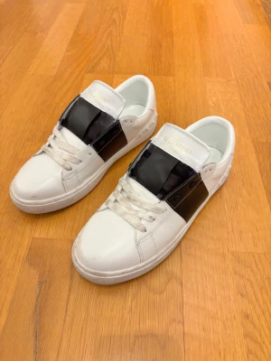 Skor från valentino  - Valentino opens sneakers. Storlek 41. Snörena är förstörda men man kan bara byta 