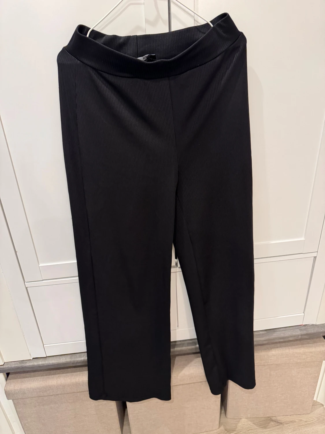 Svarta ribbade byxor från 157, M