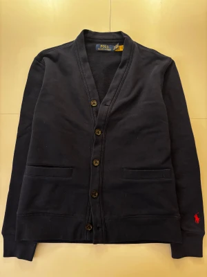 Ralph Lauren Cardigan - Sjukt snygg cardigan från Ralph Lauren, storlek Xs. Tveka inte på att höra av dig vid minsta lilla fundering!