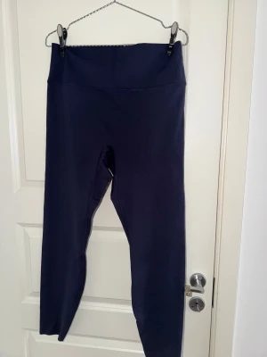 Mörkblå leggings från H&M Move XL - Helt nya och oanvända. Köpta för 1 månad sen. Säljer pågrund av, insåg att jag tog fel storlek. Mörkblå leggings från H&M Move i storlek XL. Hög midja och stretchigt material som sitter skönt och följsamt. Perfekta för träning eller chill dagar. Snygg minimalistisk design utan synliga detaljer eller mönster.