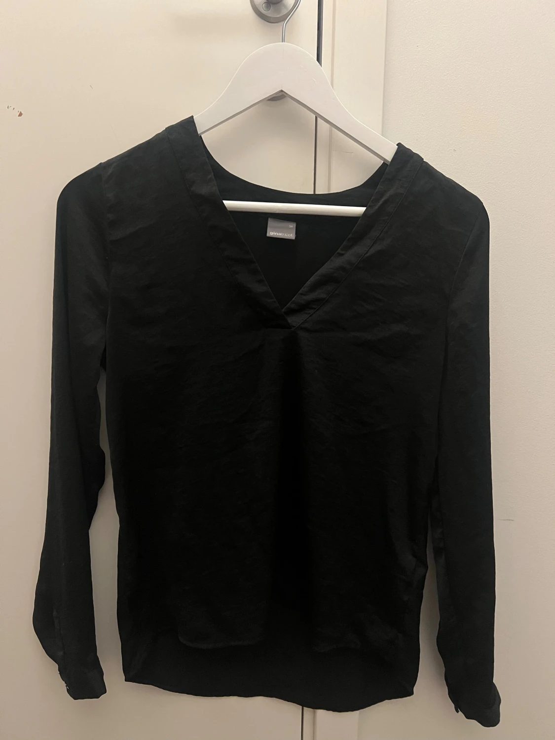 Svart blus från Gina tricot 