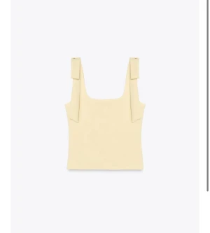 Gult linne med breda axelband - Snyggt gult linne med breda axelband och fyrkantig halsringning. Linnet har en tajt passform. 