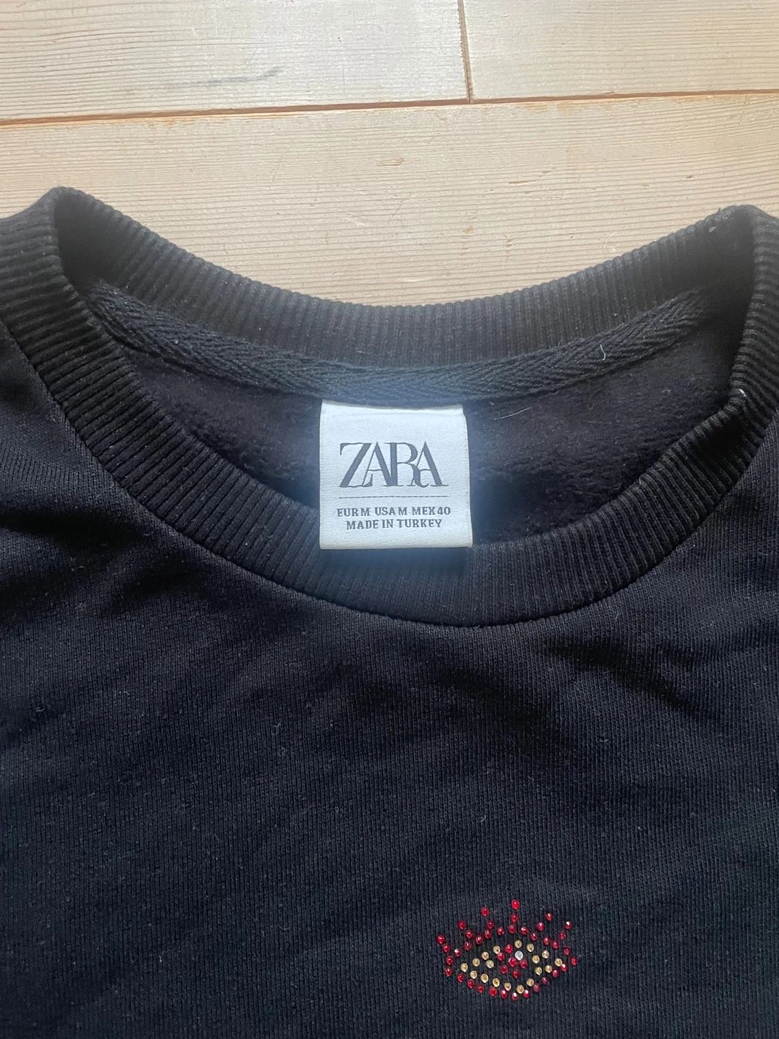 Svart sweatshirt med paljetter från Zara - 3