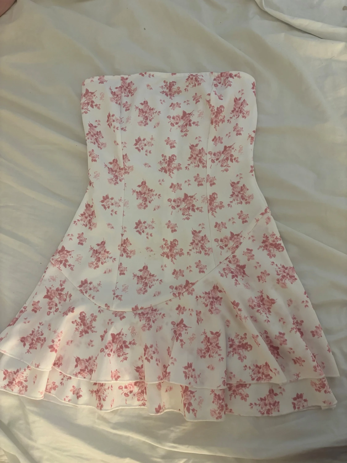 Axelbandslös blommig kortklänning