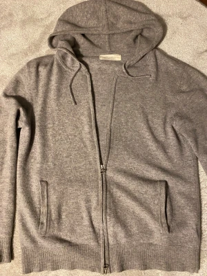  cashmere hoodie från Sayless - Säljer denna sss feta cashmir hoodie från sayless. Skirv för frågor! 